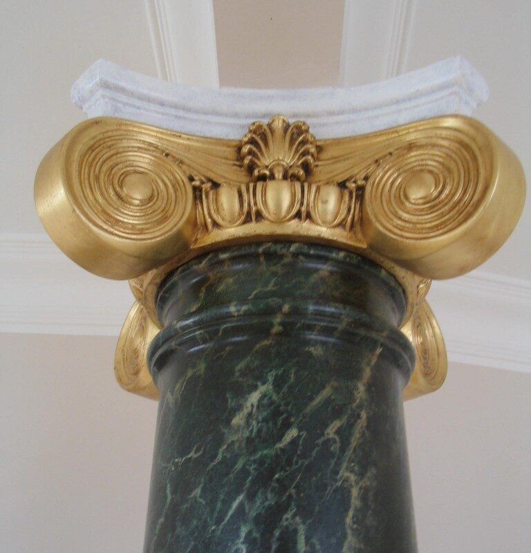 Pillar with Vert du Mer marble og guilding